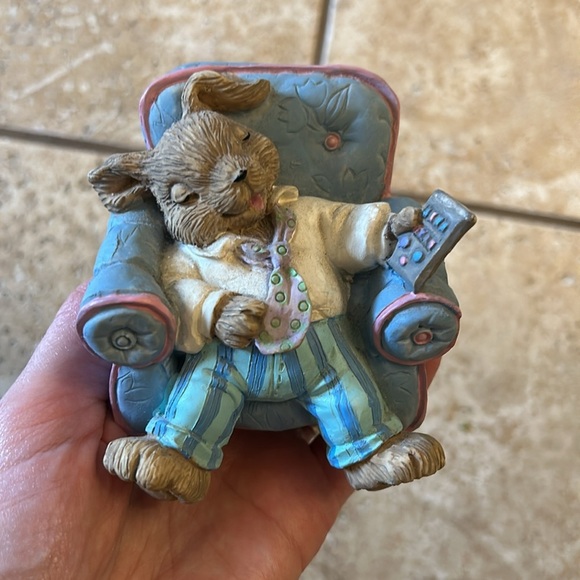 Mervyn’s vintage bunny figurine bunny with remote control in chair 1994 - Picture 6 of 6
